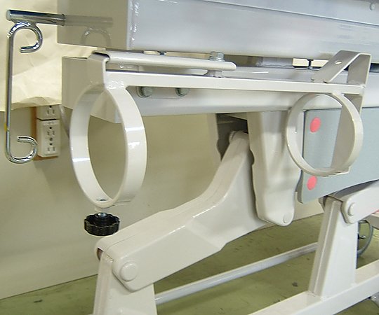 はかり付ストレッチャー用　ボンベ取り付け台